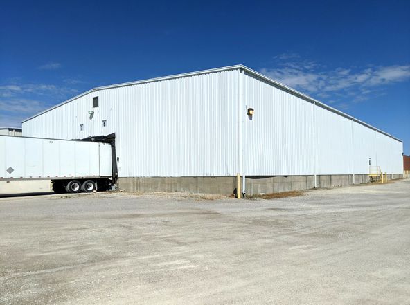 INDUSTRIAL WAREHOUSE & OFFICE: 1 Creative Way, Rossville, IL 60963